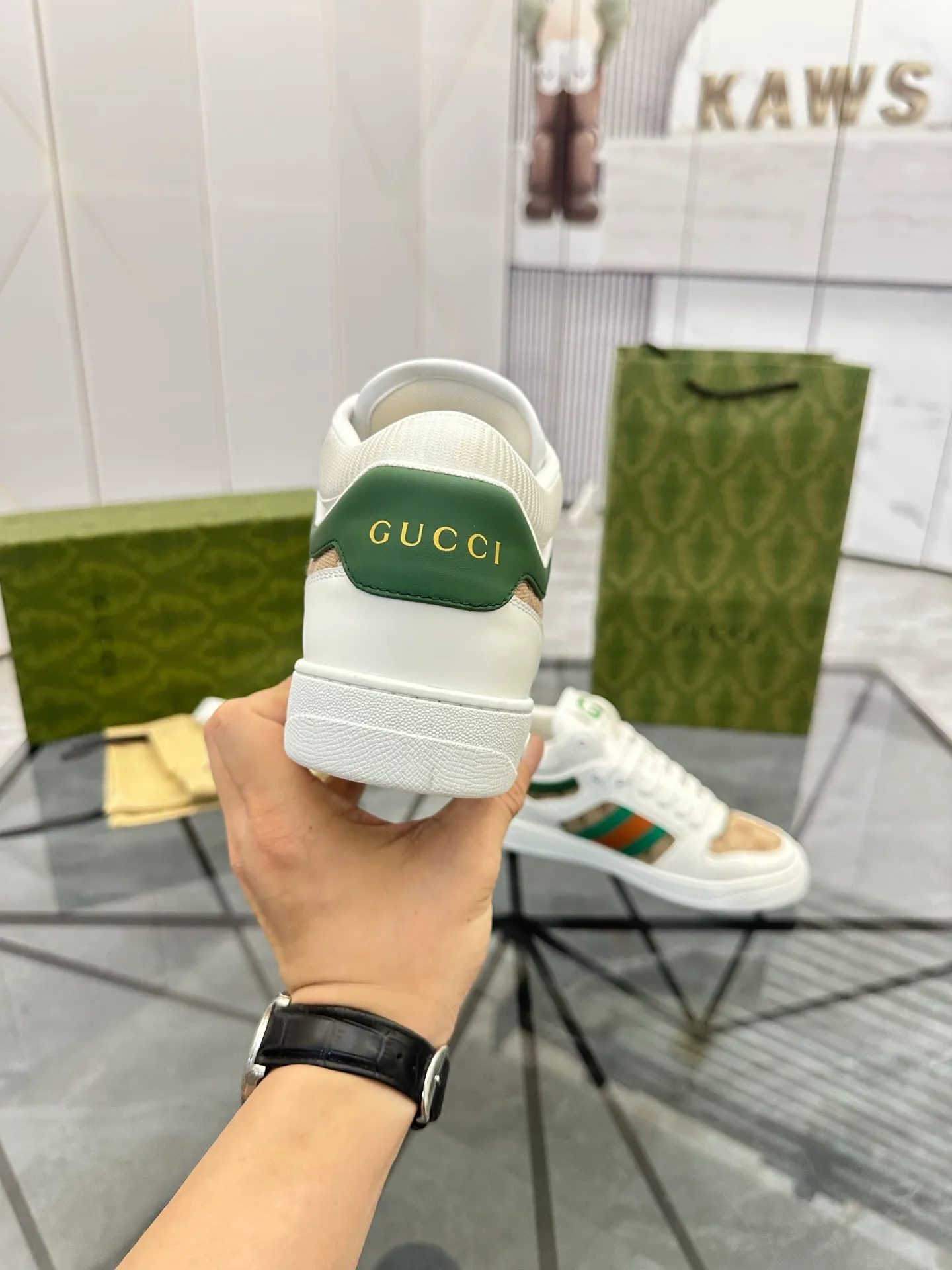 Selling men's shoes 💰: 💰P560¥ Top quality Product trademark: Gucci* "Gucci*" low-top casual shoes Regular size: 38-44 (can be customized to 45.46.) Product material: imported first-layer cowhide leather upper, breathable lining, original outsole. No.: 004